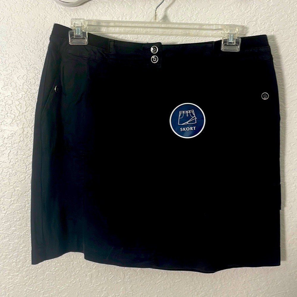 Karen Scott black cargo skort with working pockets.